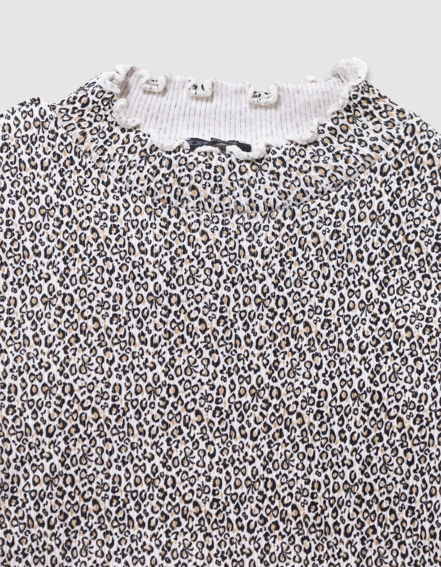 camiseta beige de cuello alto para niña con estampado de lazo de leopardo