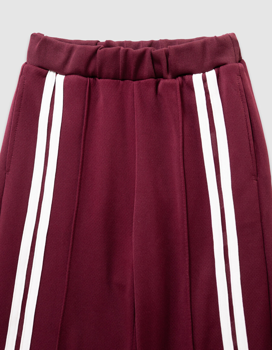 joggers burdeos para niña con rayas blancas