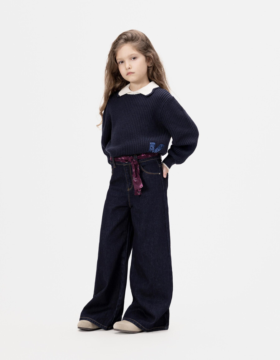 vaqueros azules de pierna ancha para niña con cinturón con pañuelo y ramo