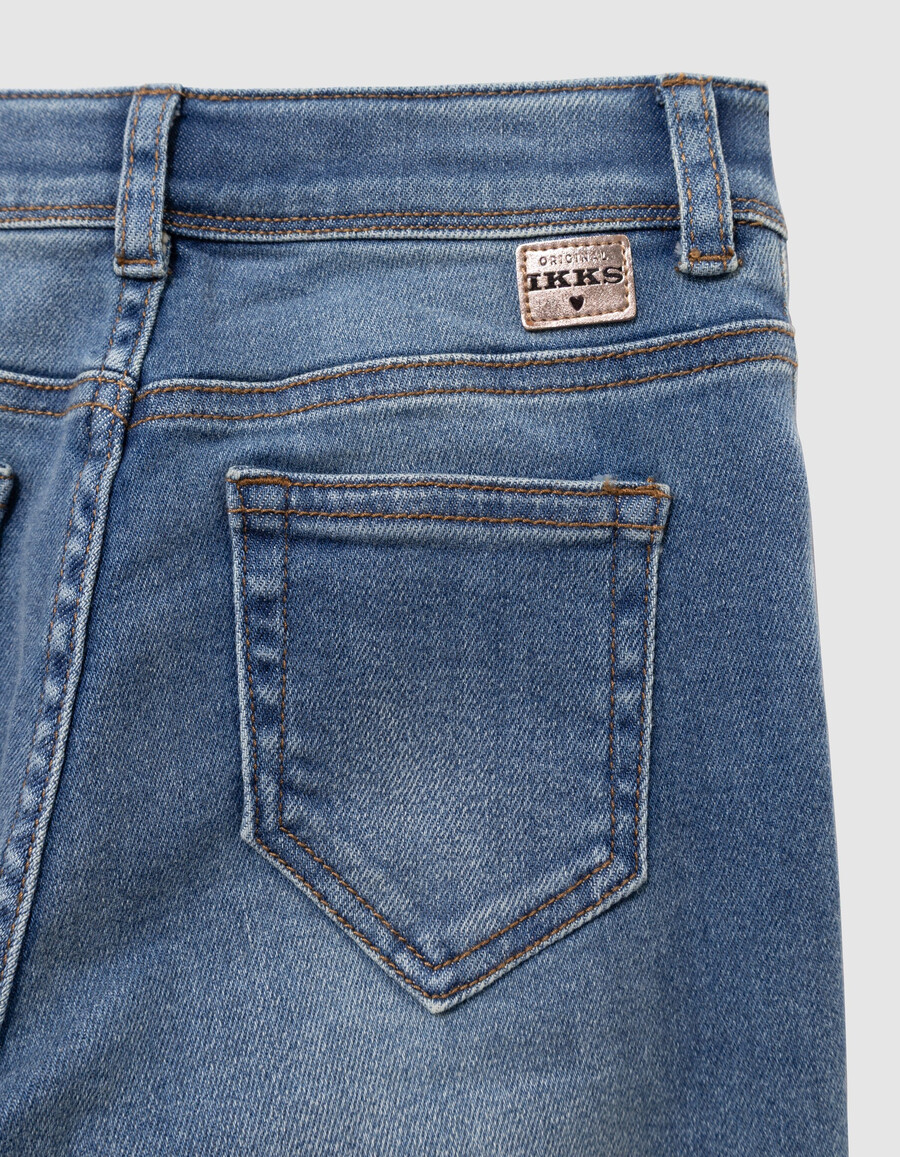vaqueros rectos azules para niña con bolsillos con volantes
