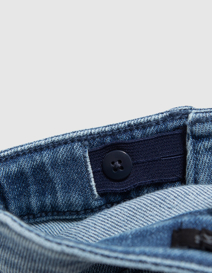 vaqueros acampanados azules para niña con bolsillos de parche