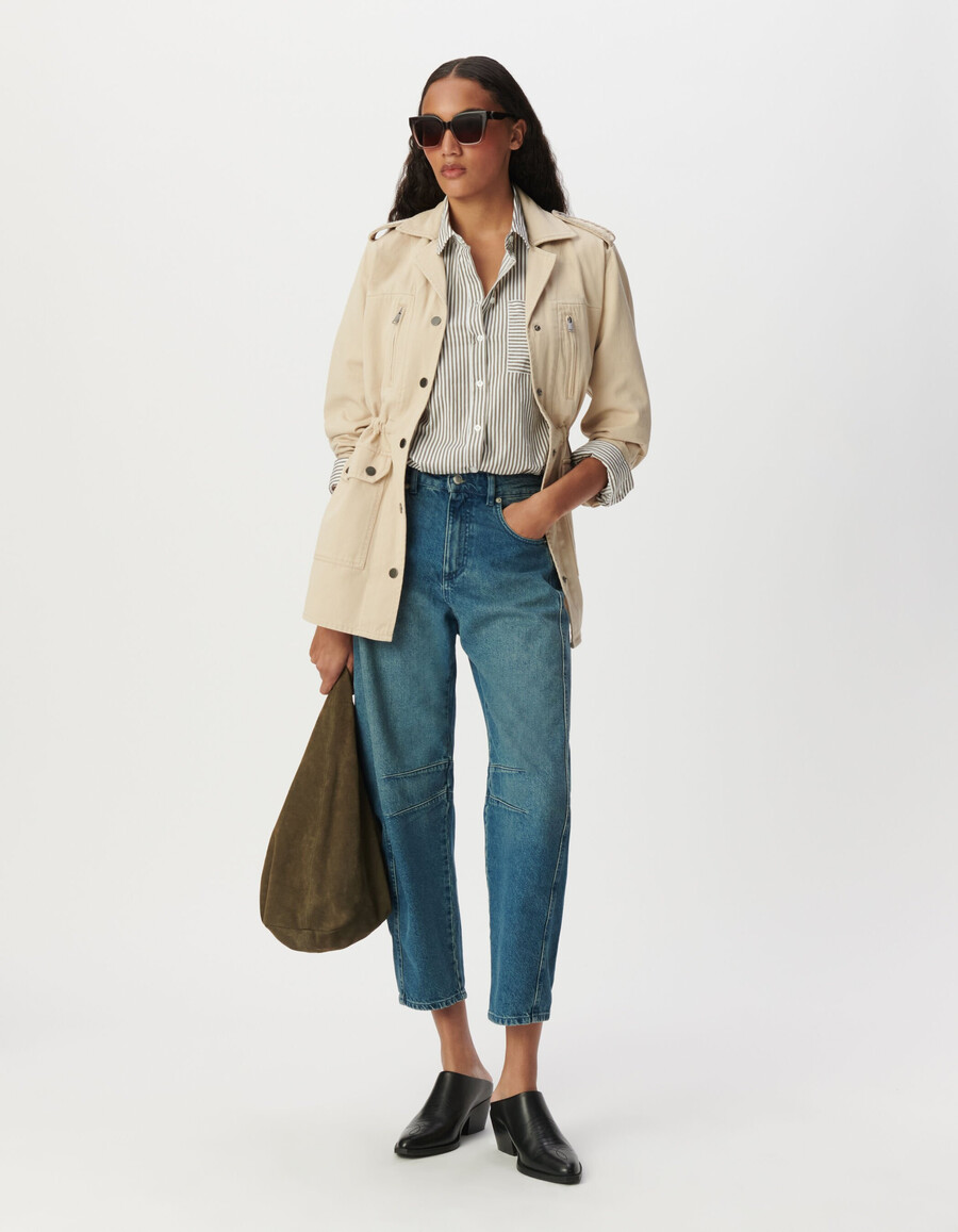 chaqueta safari beige para mujer con bordado en los hombros