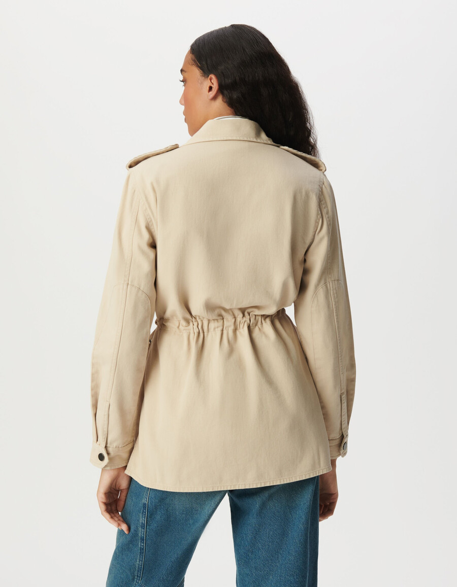 chaqueta safari beige para mujer con bordado en los hombros