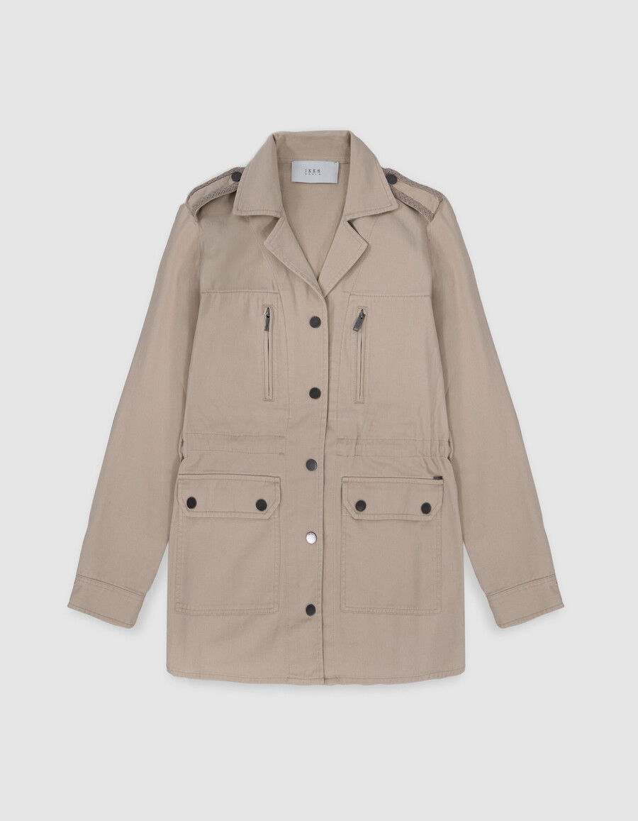 chaqueta safari beige para mujer con bordado en los hombros
