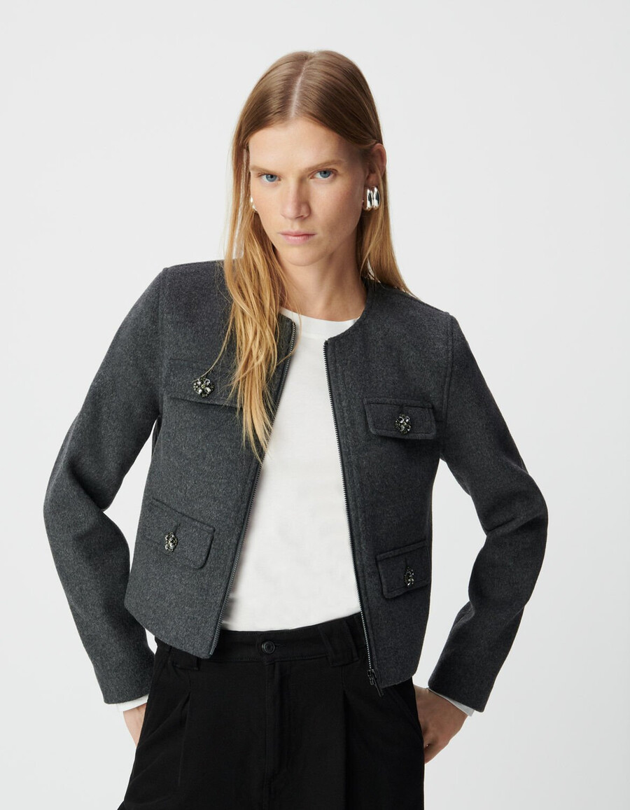 chaqueta de lana gris con botones de strass para mujer