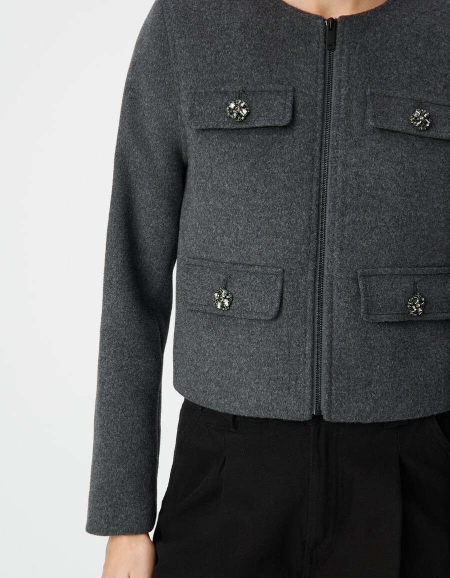 chaqueta de lana gris con botones de strass para mujer