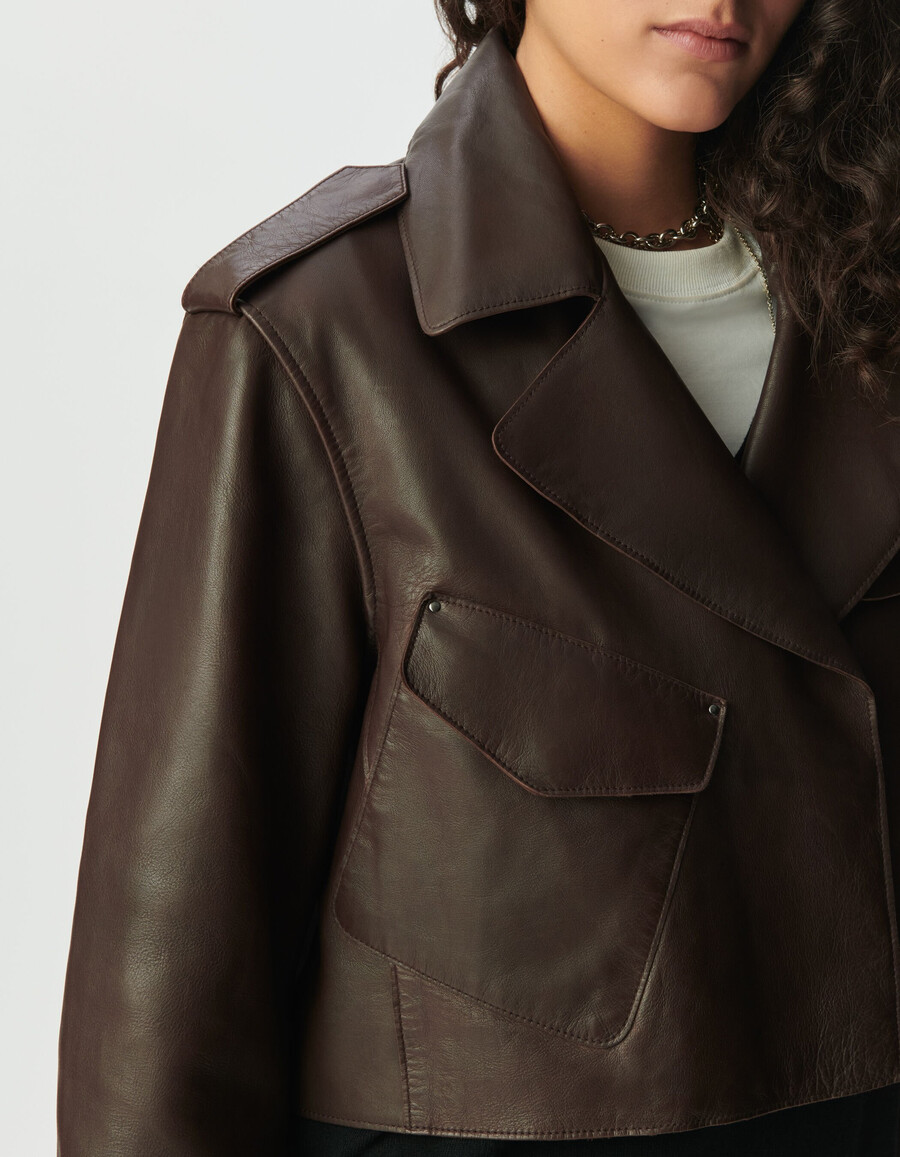 chaqueta corta estilo gabardina de cuero marrón para mujer