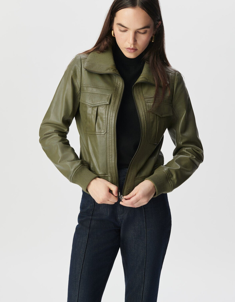 chaqueta corta de cuero color caqui descolorido para mujer