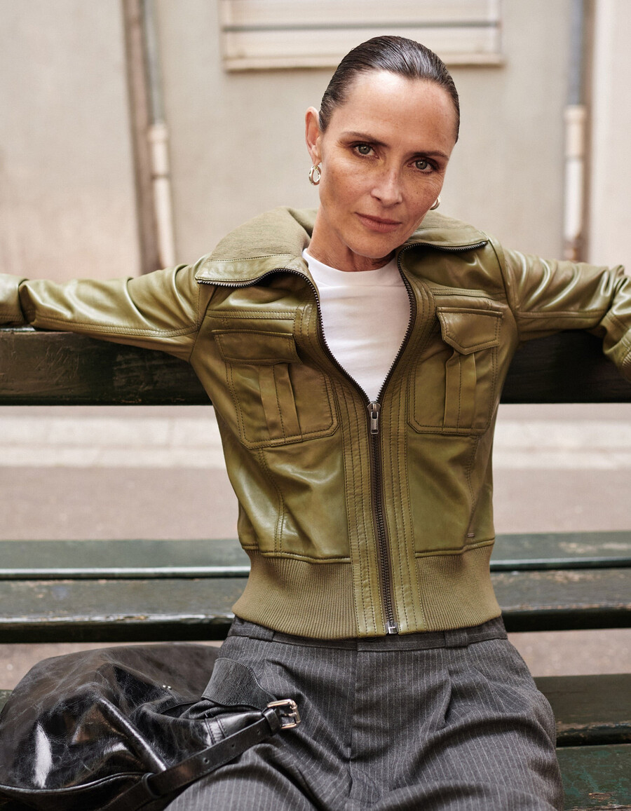 chaqueta corta de cuero color caqui descolorido para mujer