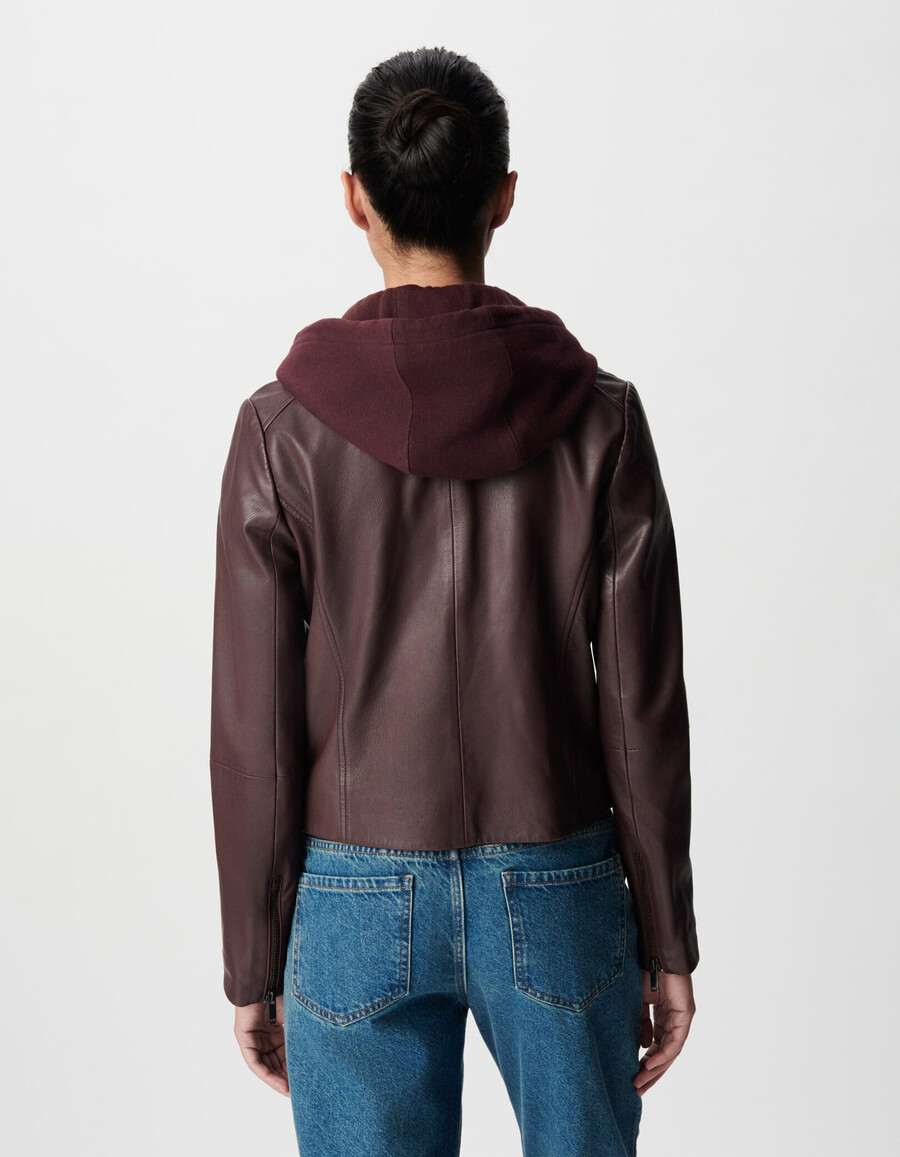 chaqueta motera de cuero burdeos para mujer con capucha desmontable