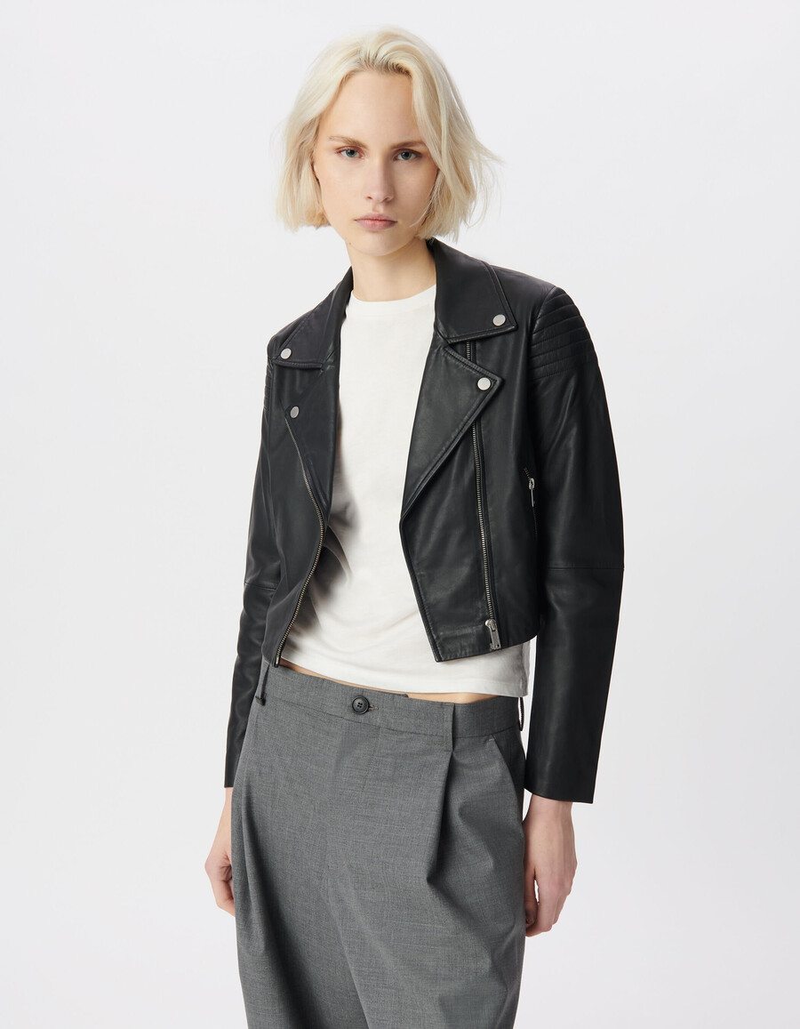 chaqueta corta de cuero negra para mujer con hombros acolchados