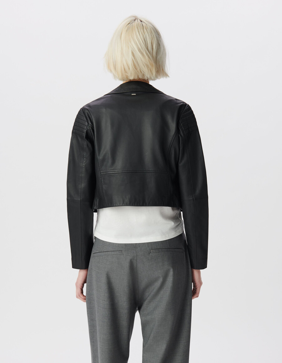 chaqueta corta de cuero negra para mujer con hombros acolchados
