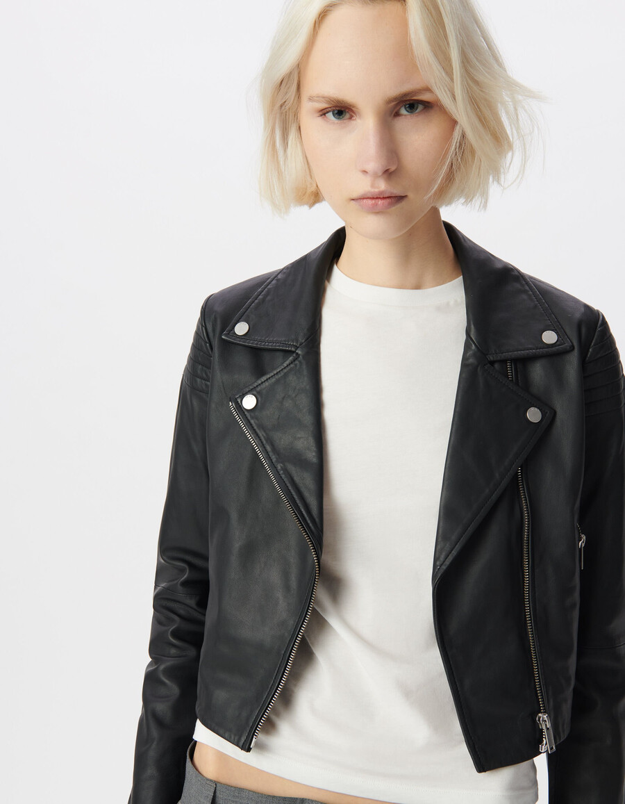 chaqueta corta de cuero negra para mujer con hombros acolchados