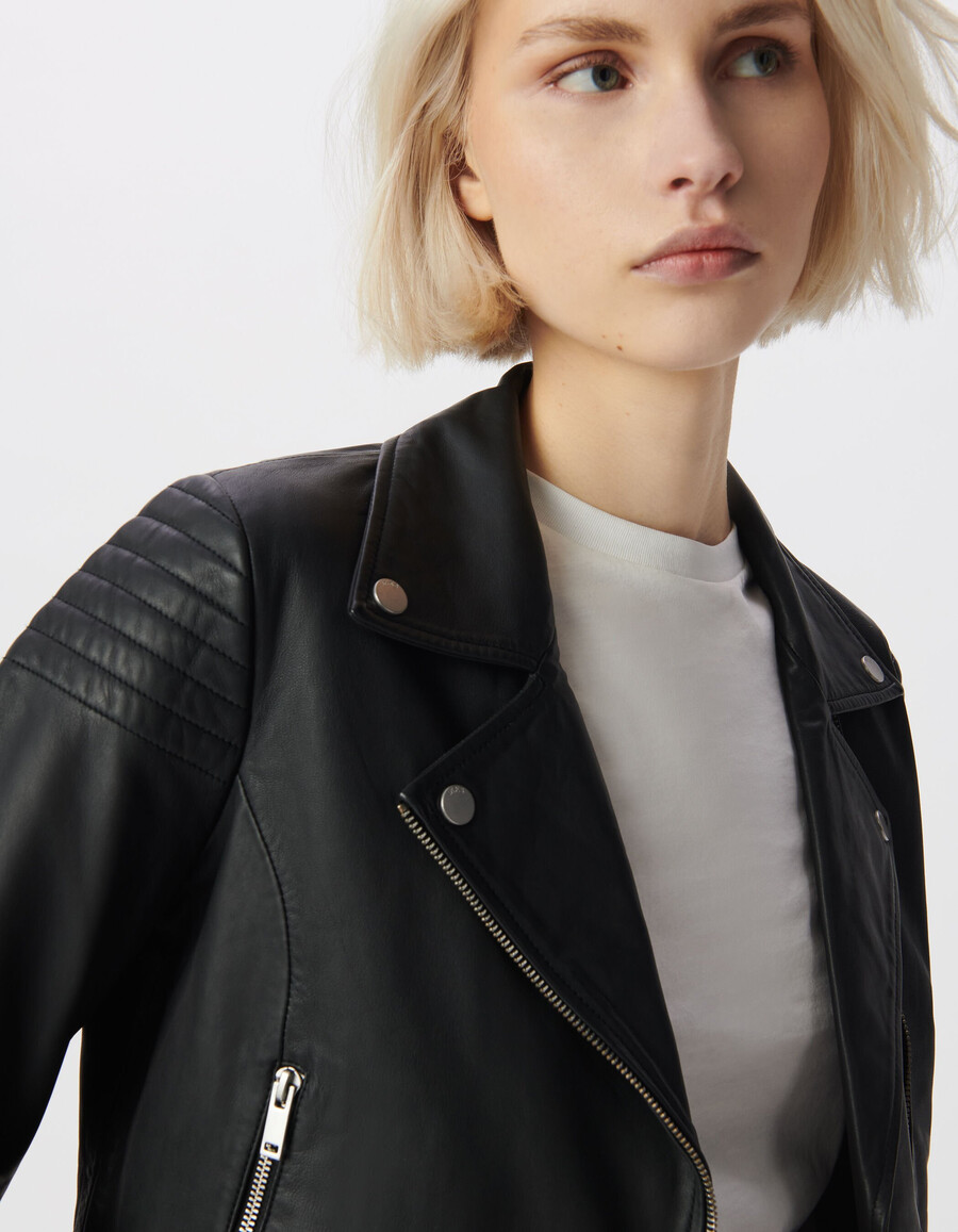 chaqueta corta de cuero negra para mujer con hombros acolchados