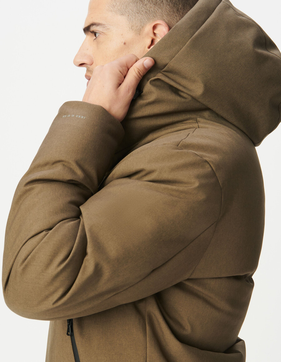 chaqueta acolchada con capucha impermeable beige para hombre