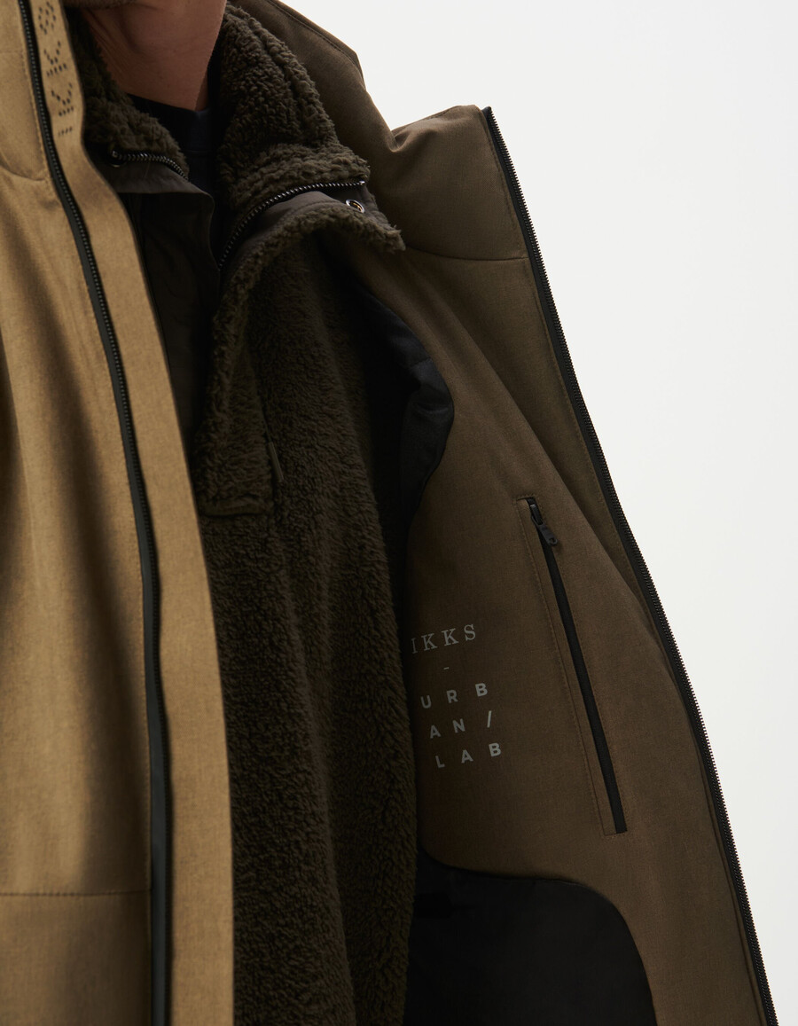 chaqueta acolchada con capucha impermeable beige para hombre