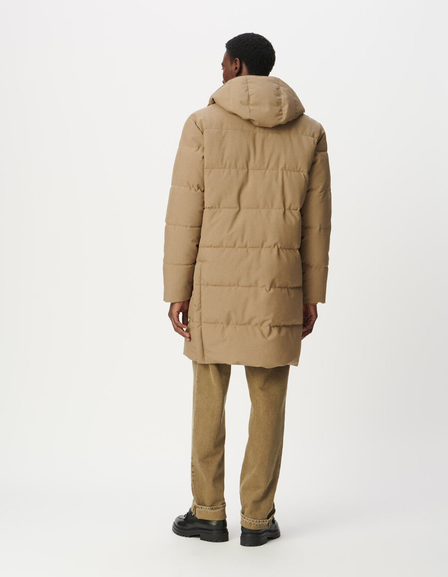 chaqueta larga acolchada impermeable beige para hombre
