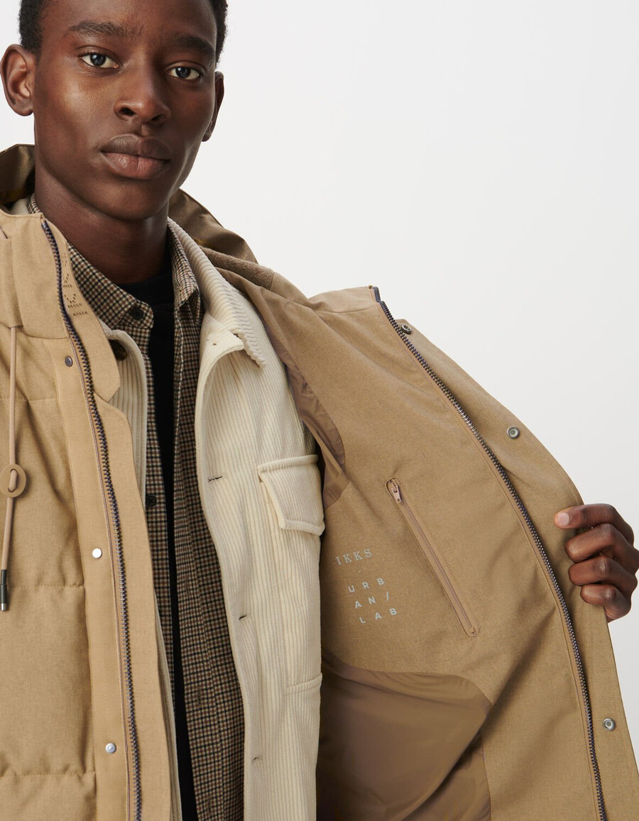 chaqueta larga acolchada impermeable beige para hombre