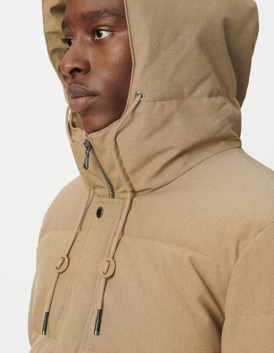 chaqueta larga acolchada impermeable beige para hombre