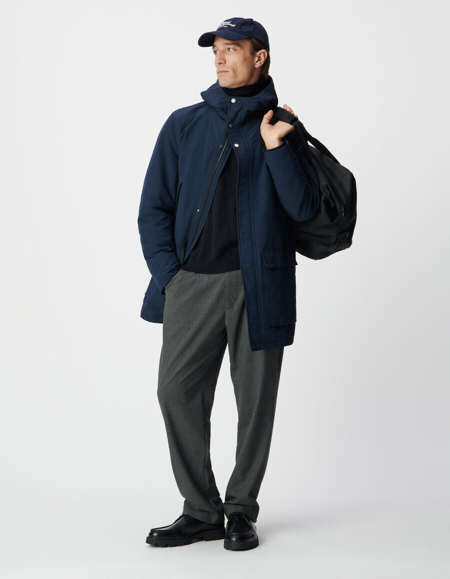 parka azul marino con cuatro bolsillos y forro polar para hombre