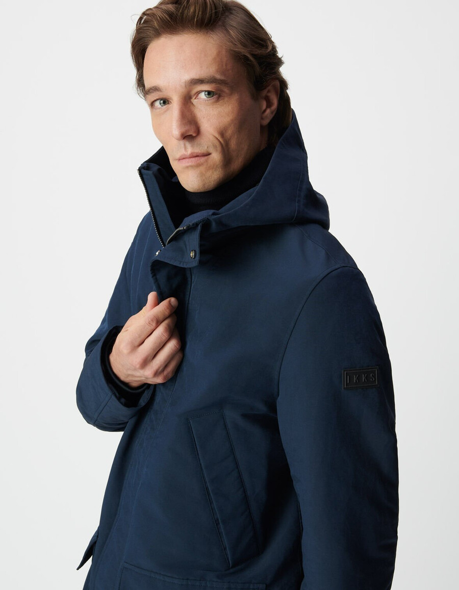 parka azul marino con cuatro bolsillos y forro polar para hombre