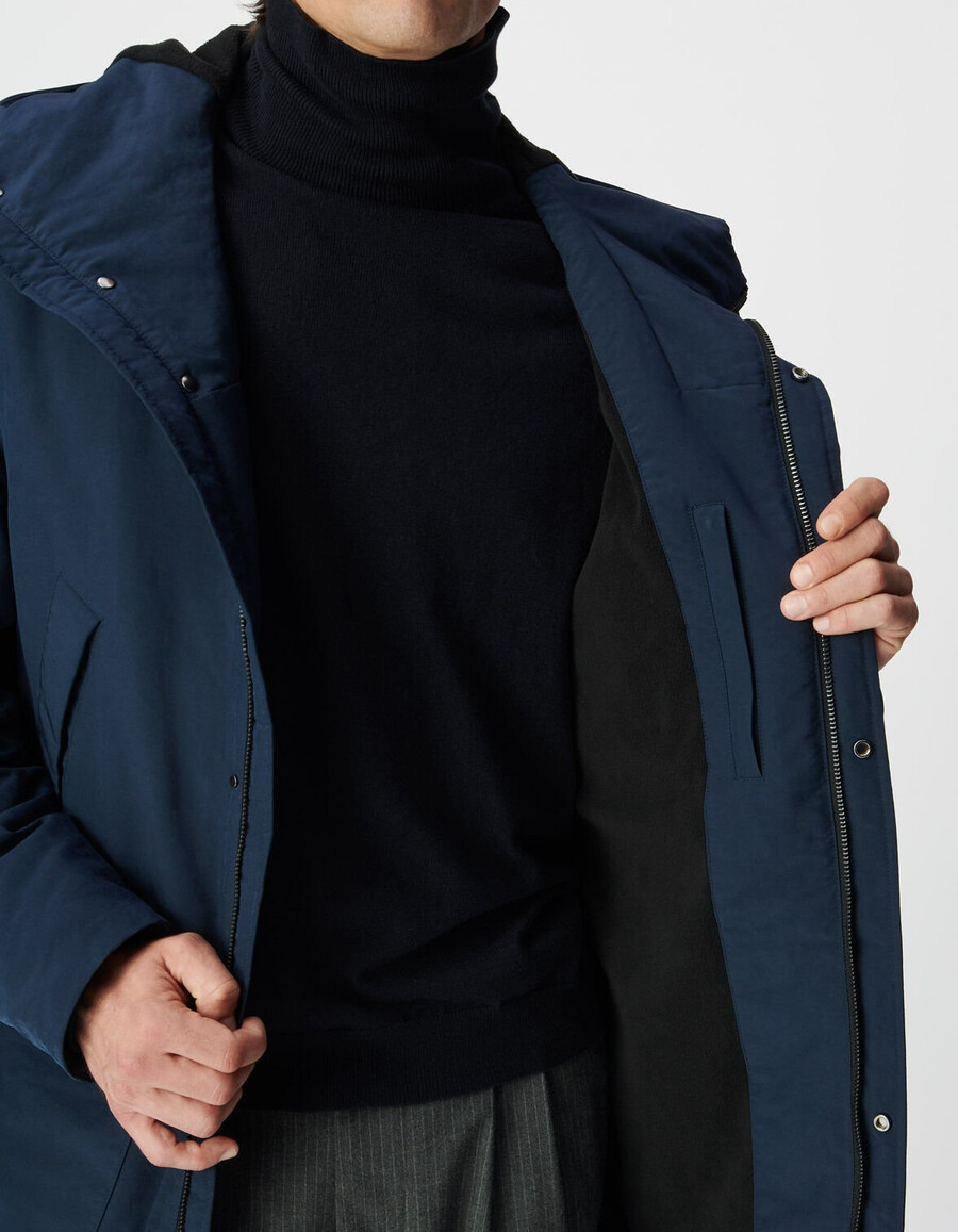 parka azul marino con cuatro bolsillos y forro polar para hombre