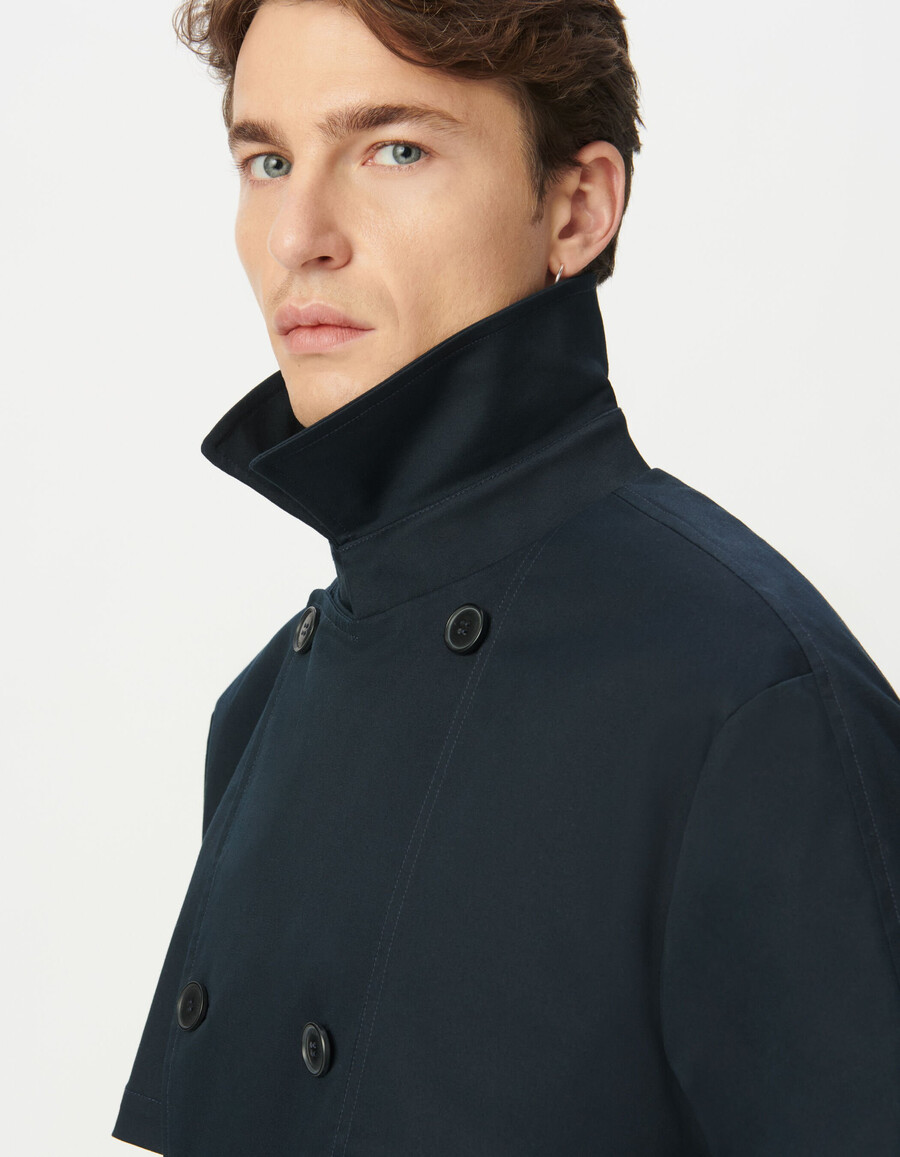 gabardina larga azul marino con cinturón para hombre