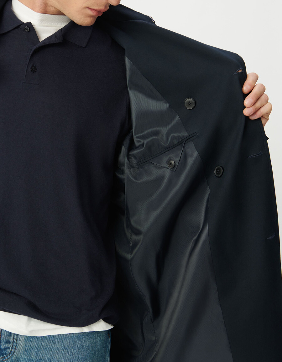 gabardina larga azul marino con cinturón para hombre