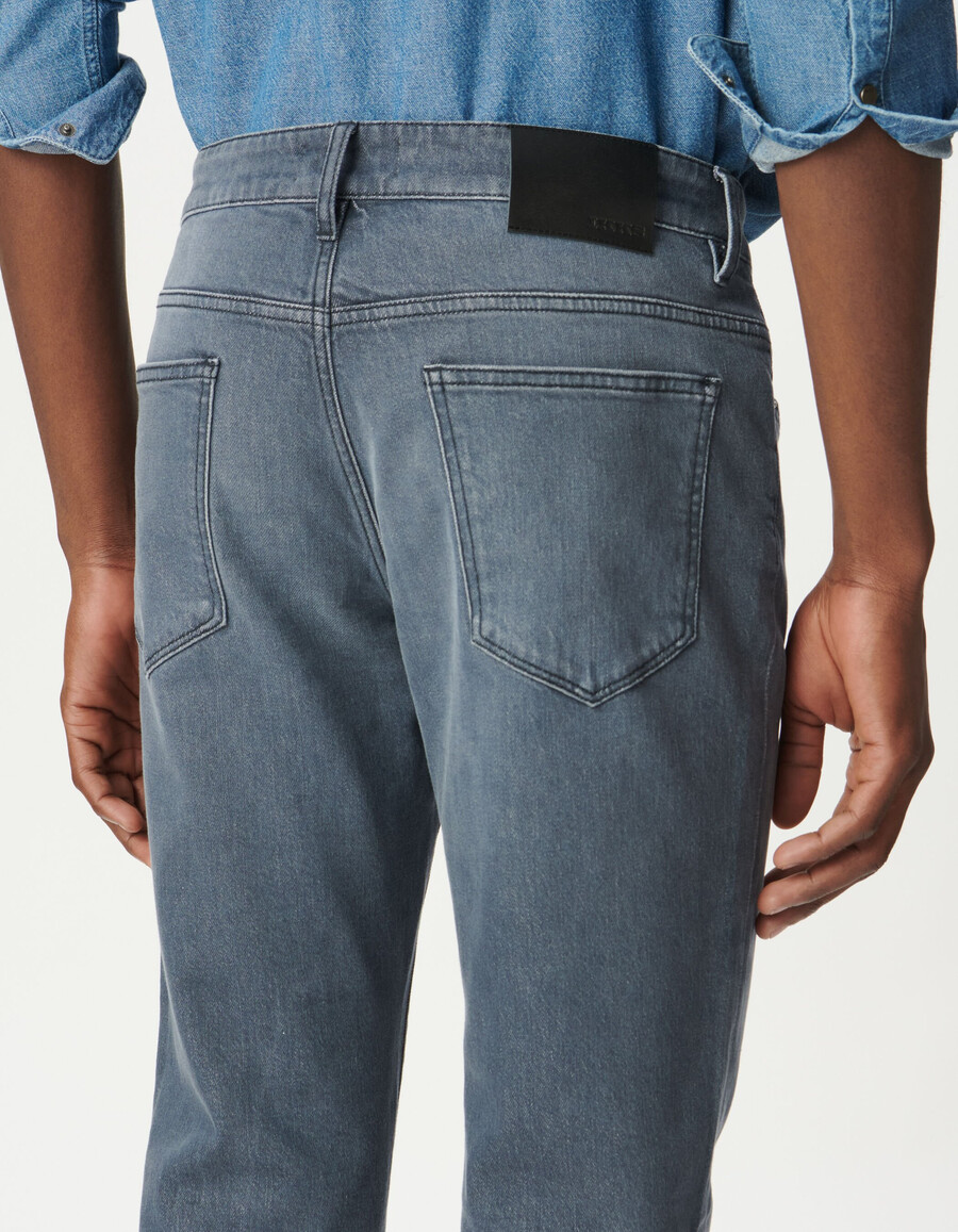 vaqueros ajustados de color gris azulado para hombre