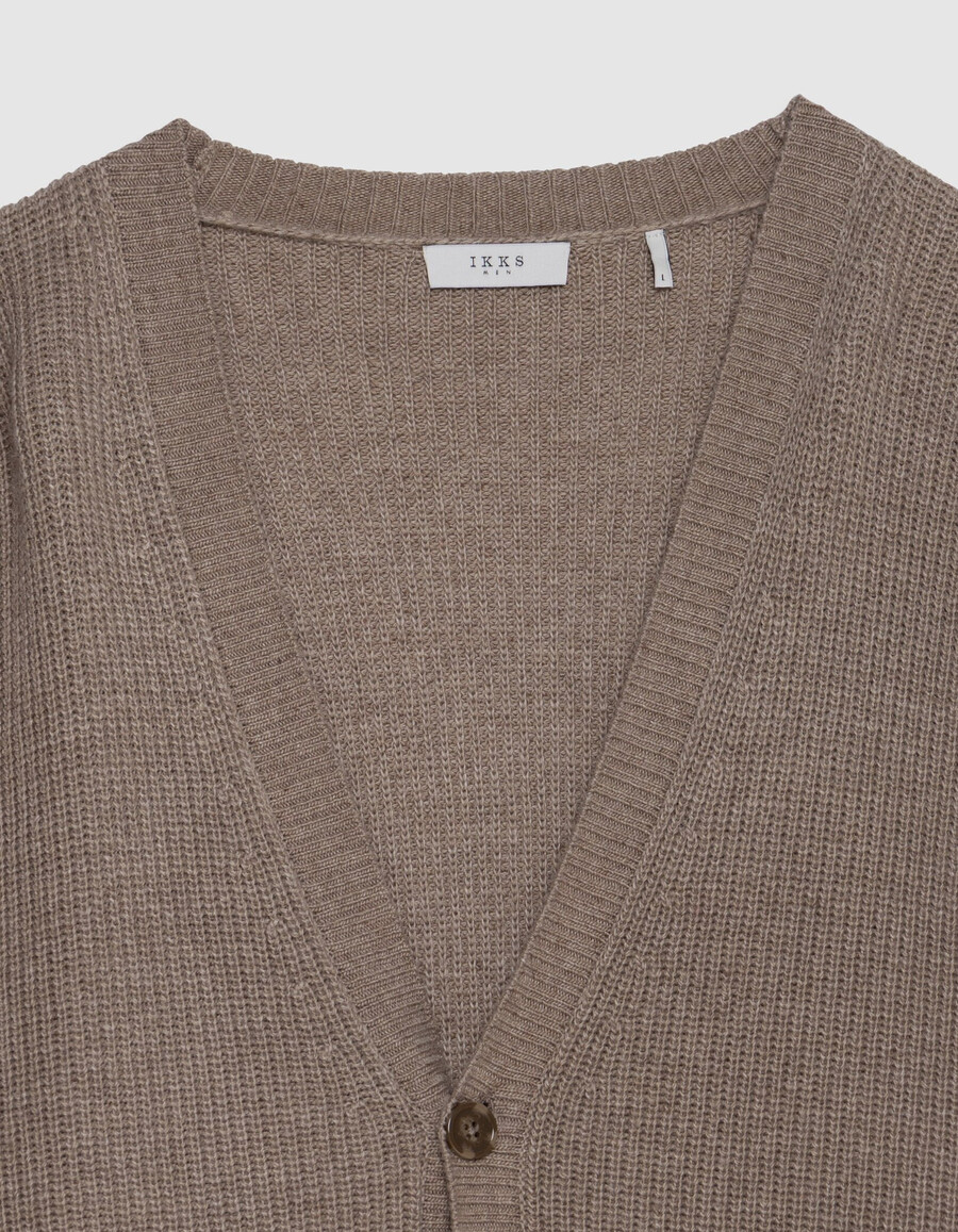 cárdigan de punto beige con cuello en v para hombre
