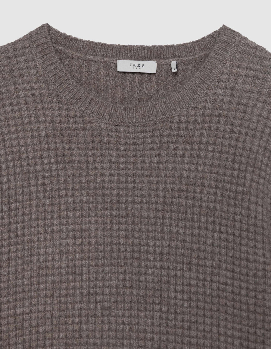 suéter beige de punto con relieve y cuello redondo para hombre
