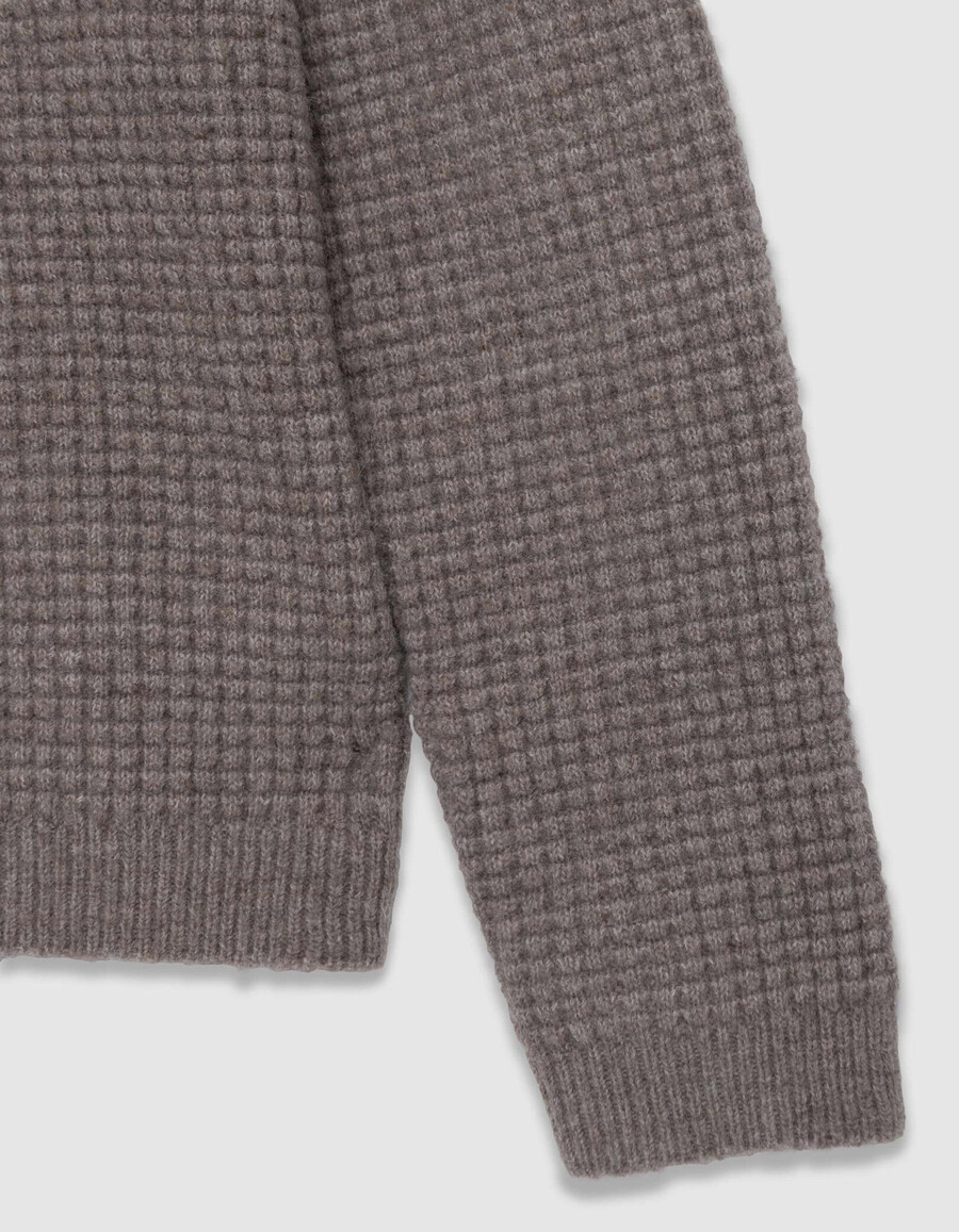 suéter beige de punto con relieve y cuello redondo para hombre