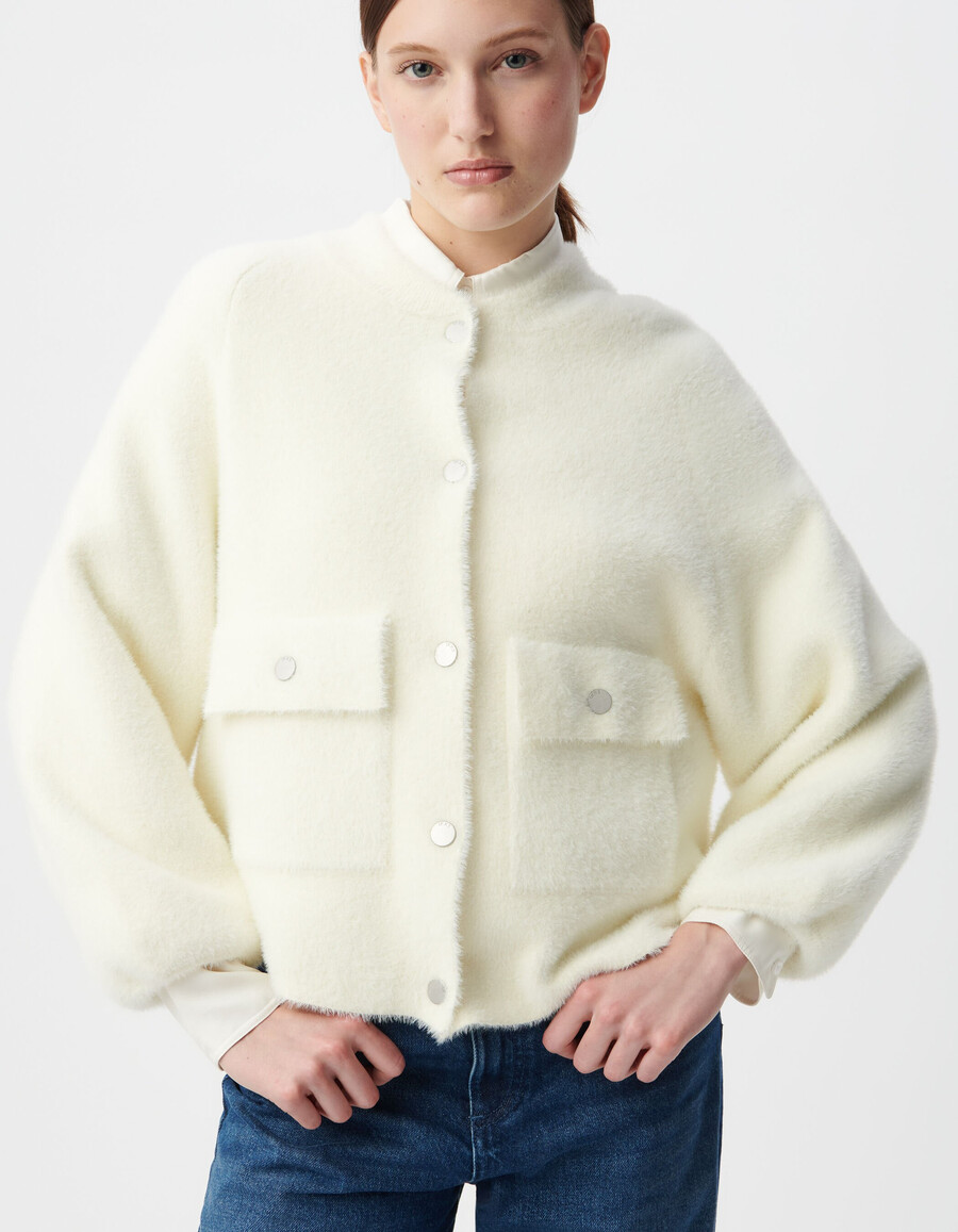 cárdigan de punto blanco esponjoso para mujer con bolsillos con solapa y botones a presión