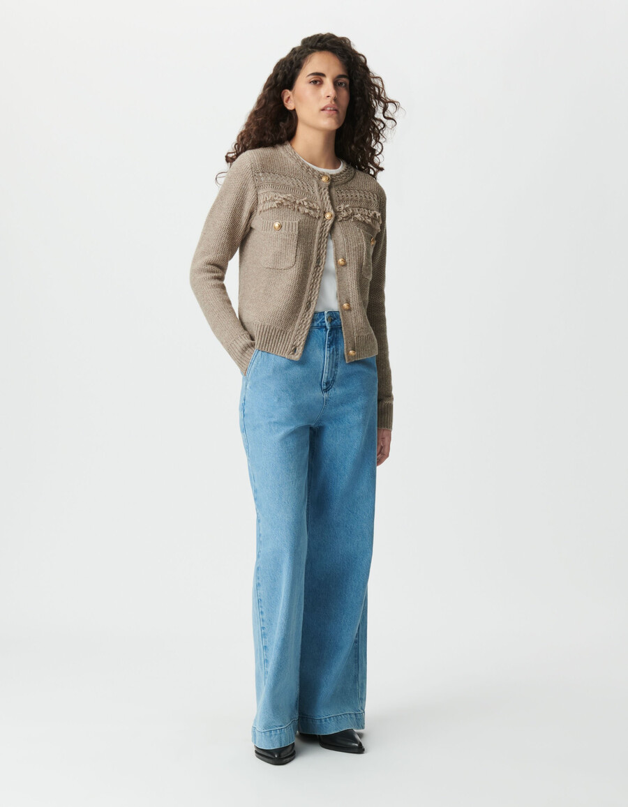 cárdigan de punto beige para mujer detalles de flecos y botones dorados.