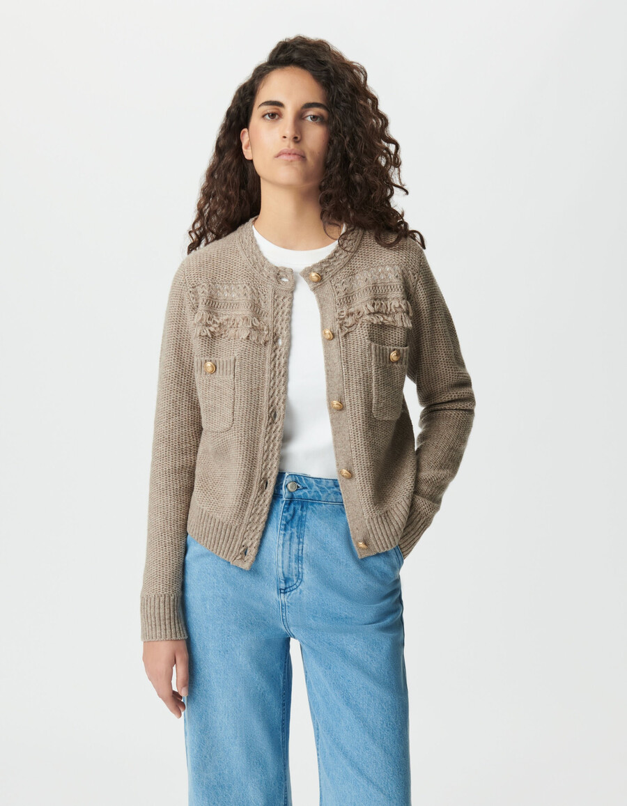 cárdigan de punto beige para mujer detalles de flecos y botones dorados.