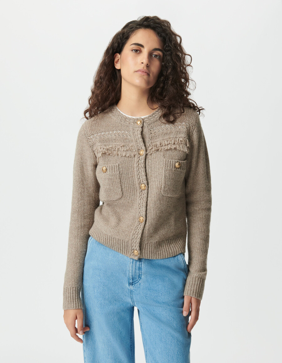 cárdigan de punto beige para mujer detalles de flecos y botones dorados.