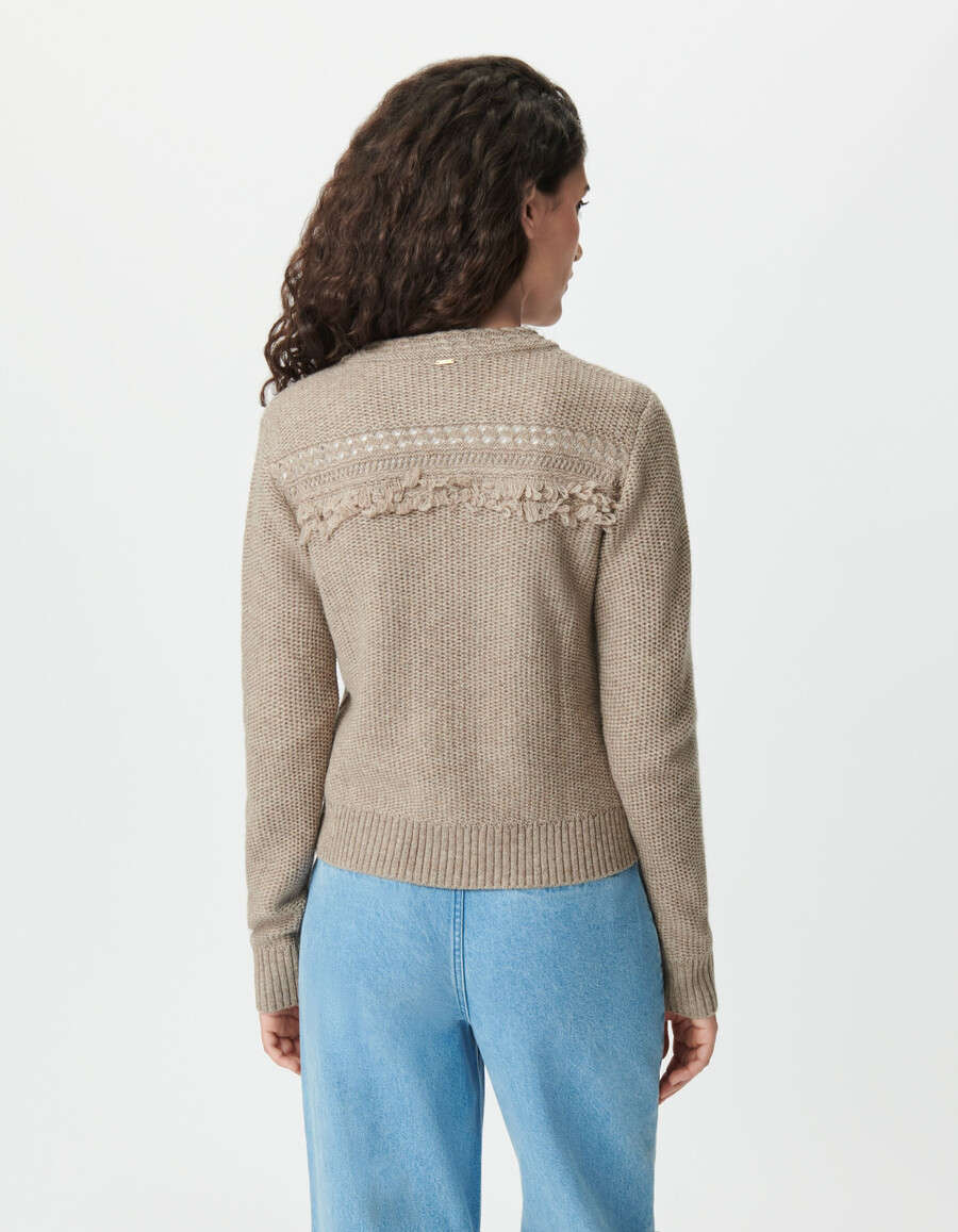 cárdigan de punto beige para mujer detalles de flecos y botones dorados.