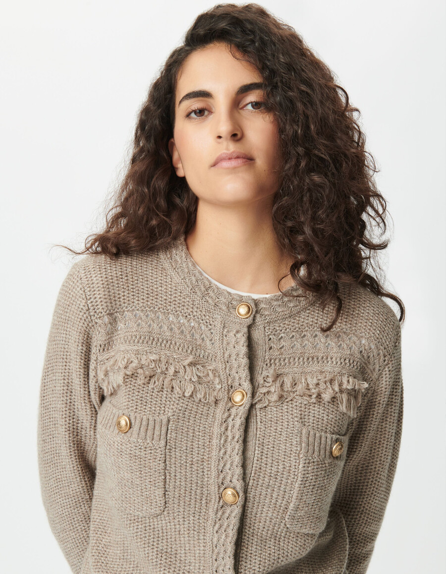 cárdigan de punto beige para mujer detalles de flecos y botones dorados.