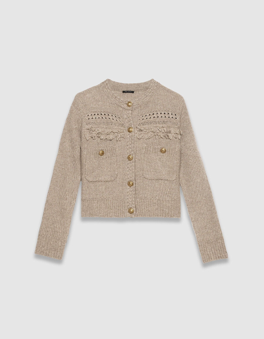 cárdigan de punto beige para mujer detalles de flecos y botones dorados.