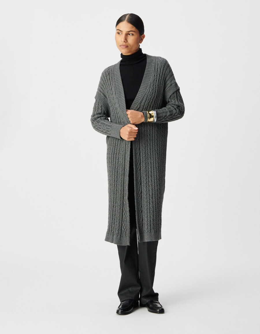 cárdigan largo de punto trenzado gris para mujer