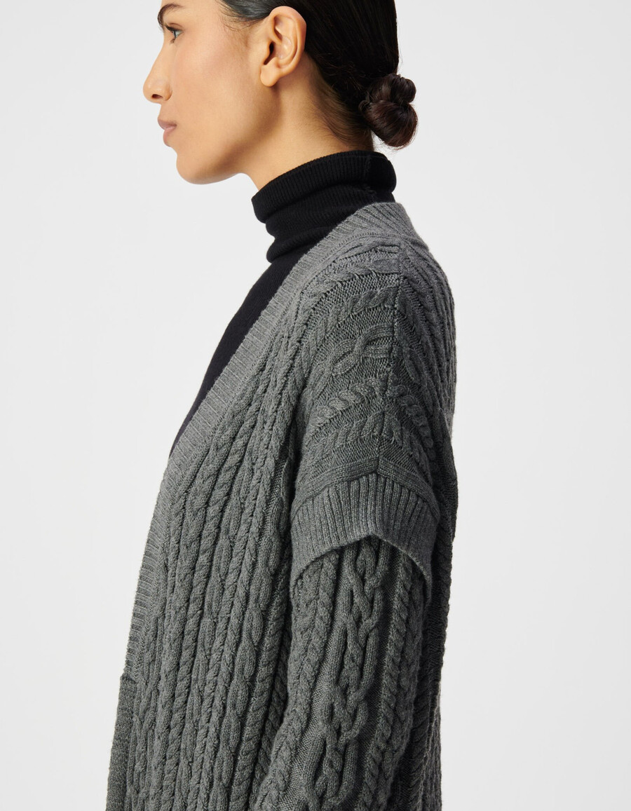 cárdigan largo de punto trenzado gris para mujer