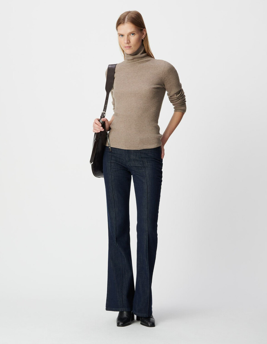 suéter de cuello alto de punto beige para mujer