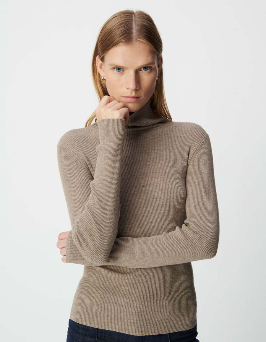 suéter de cuello alto de punto beige para mujer