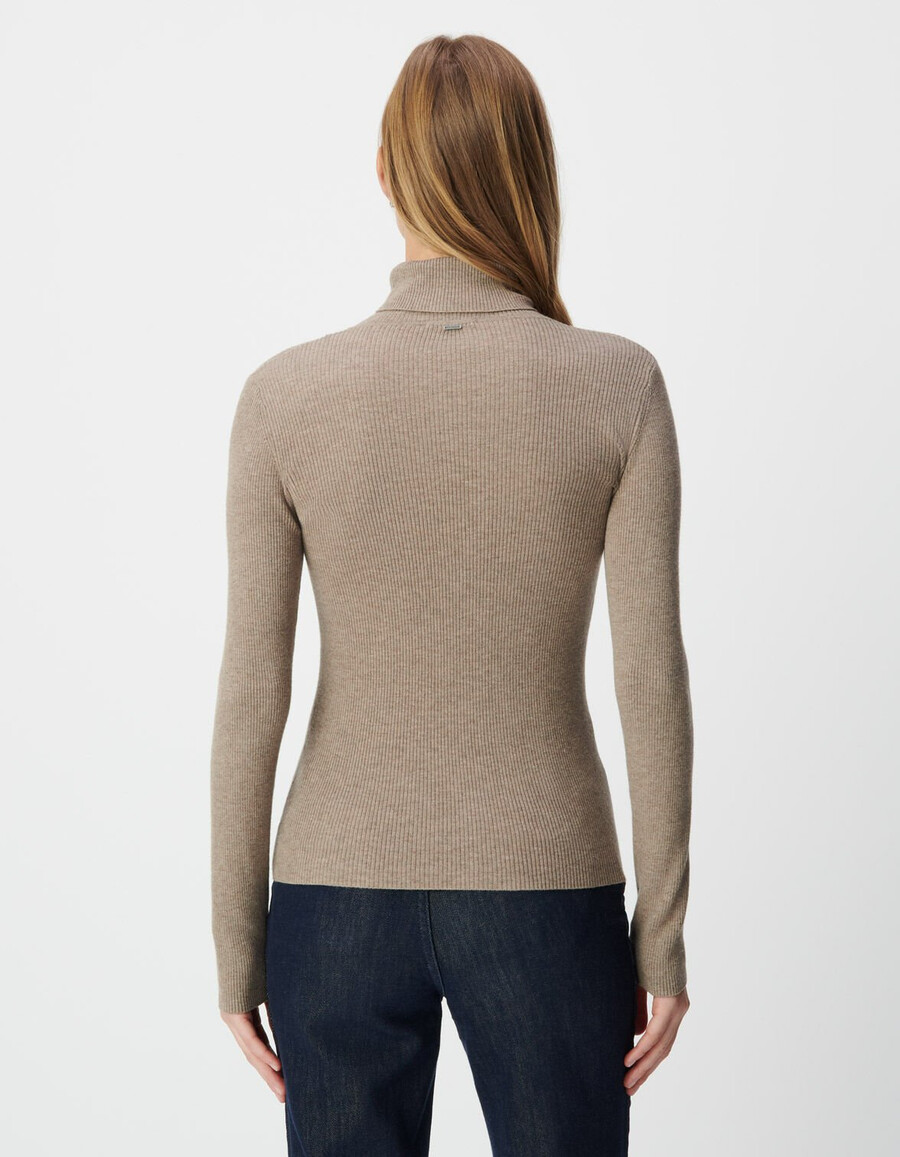suéter de cuello alto de punto beige para mujer