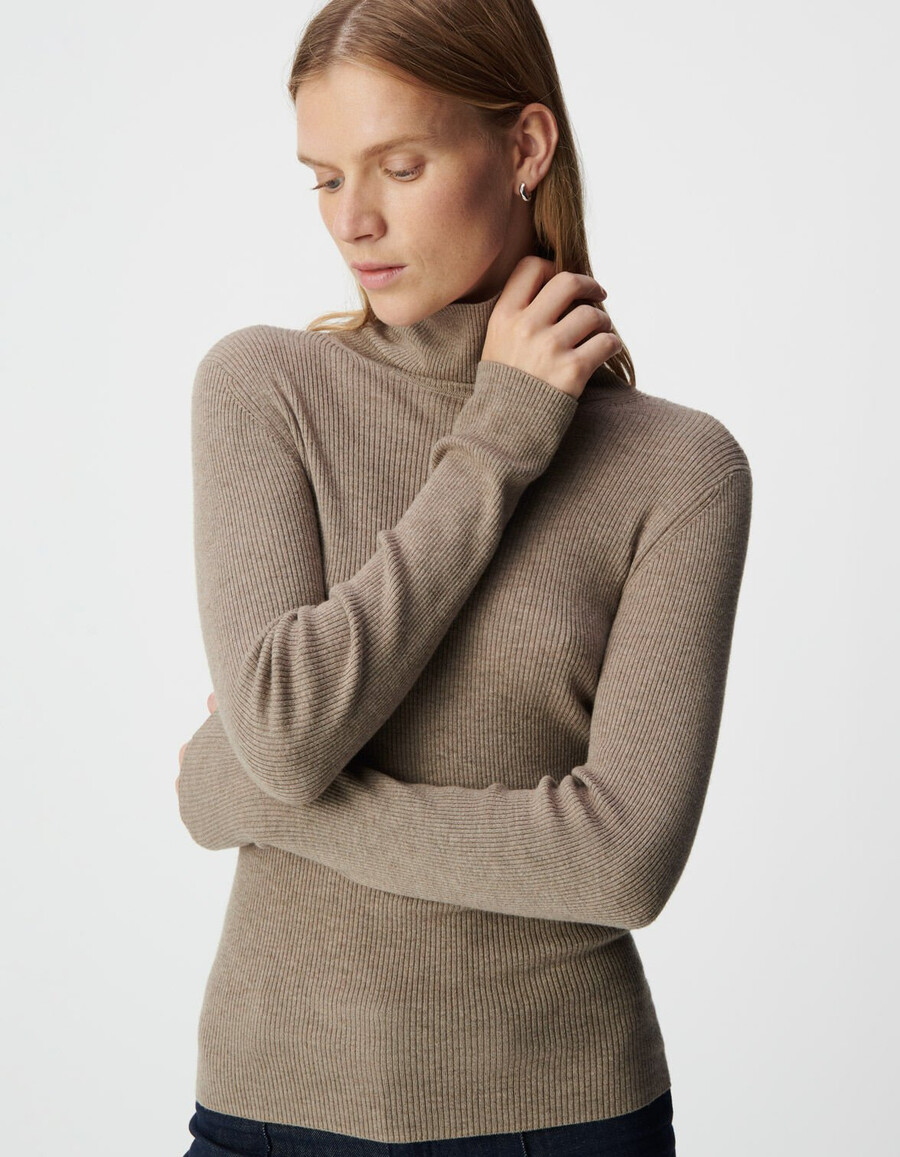 suéter de cuello alto de punto beige para mujer