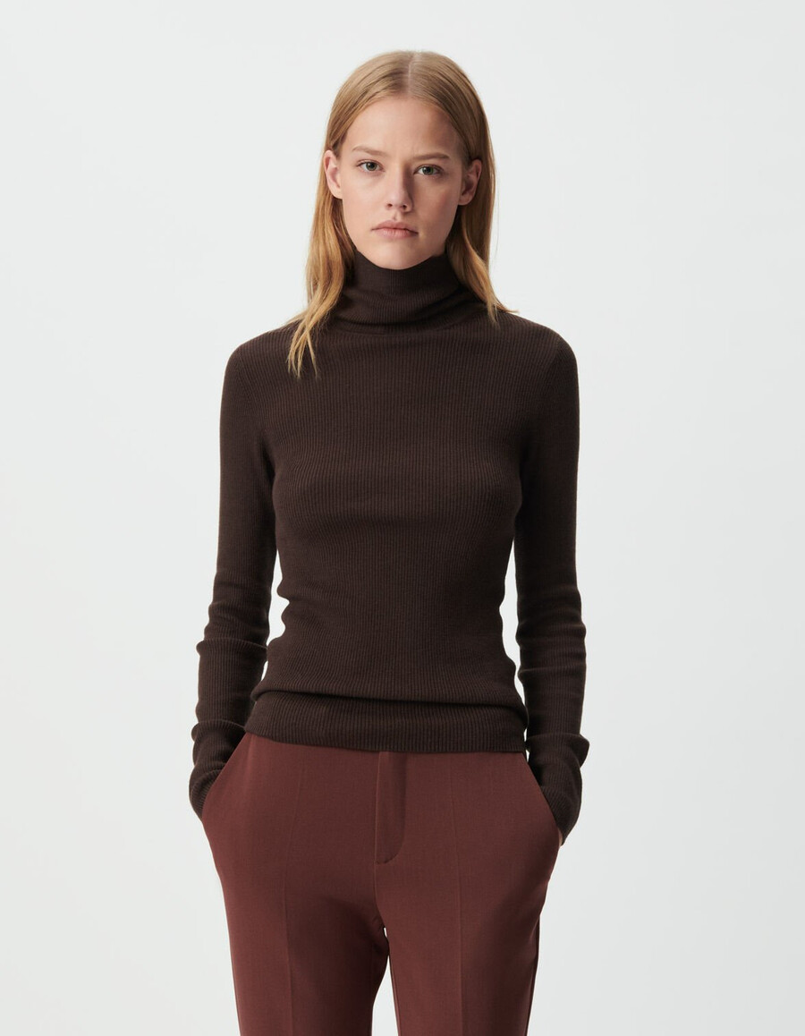 suéter de cuello alto de punto marrón para mujer