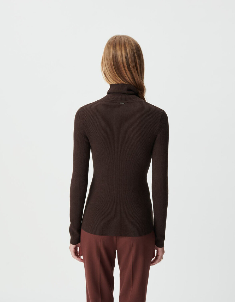 suéter de cuello alto de punto marrón para mujer