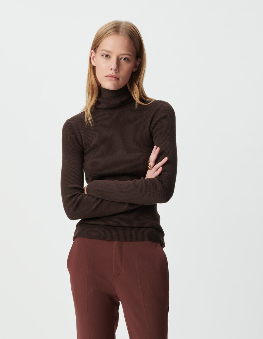 suéter de cuello alto de punto marrón para mujer
