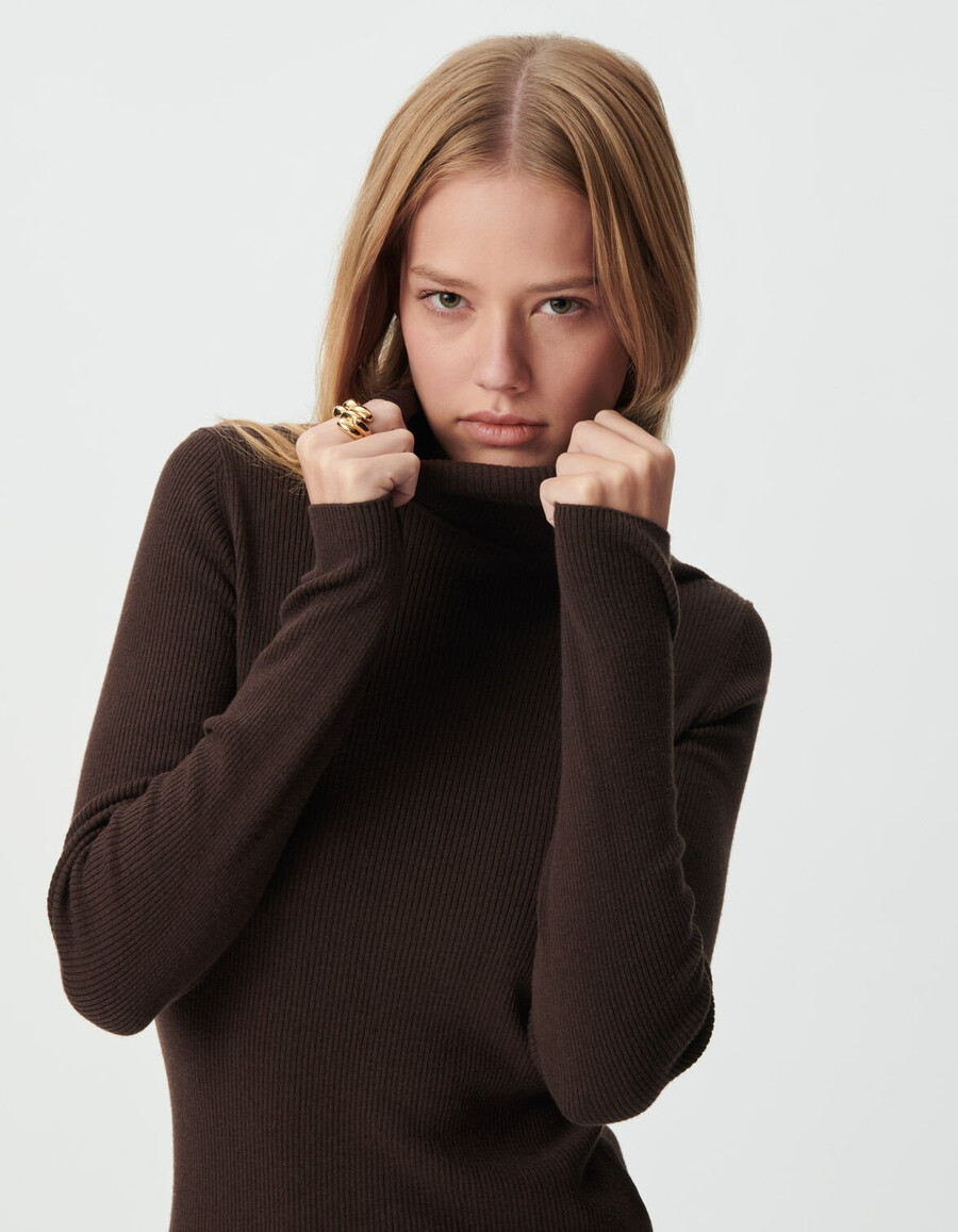 suéter de cuello alto de punto marrón para mujer