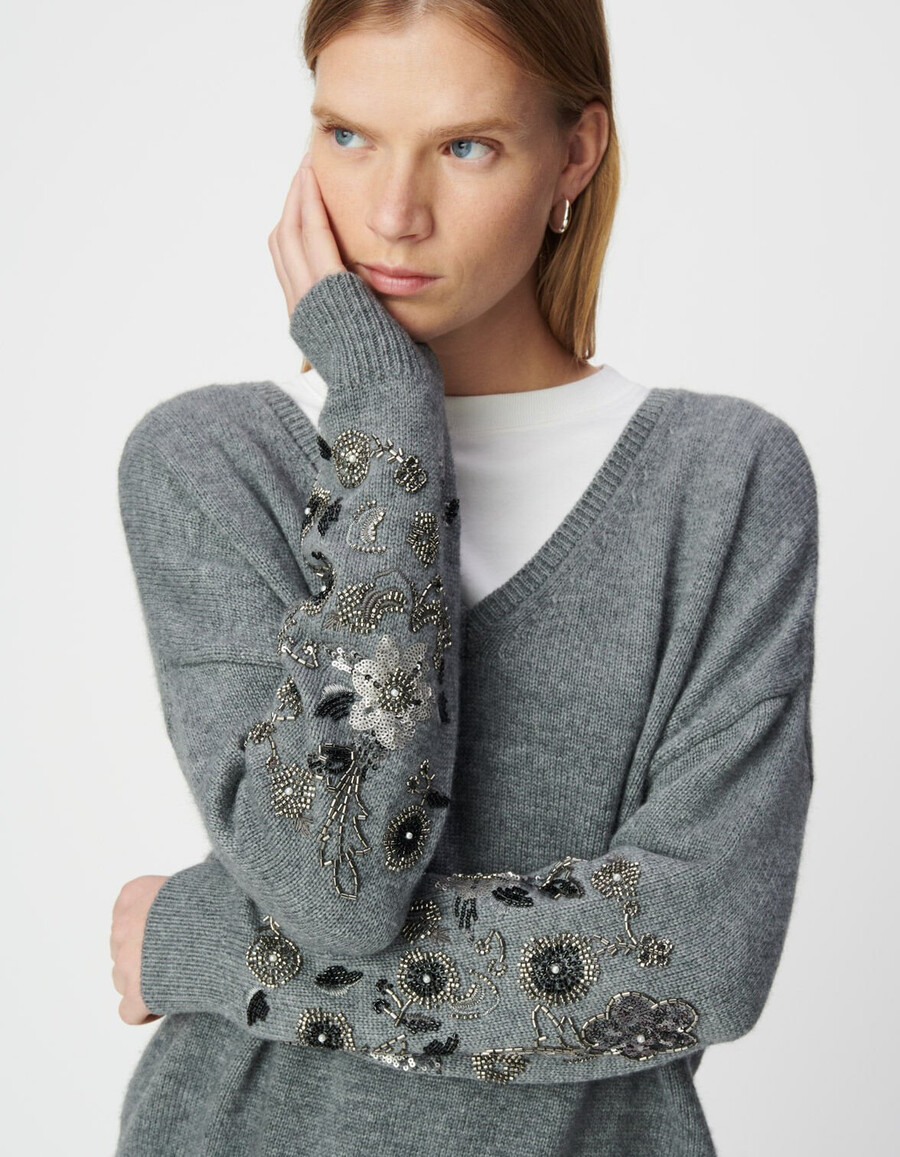 suéter de punto gris jaspeado con detalles de joya para mujer